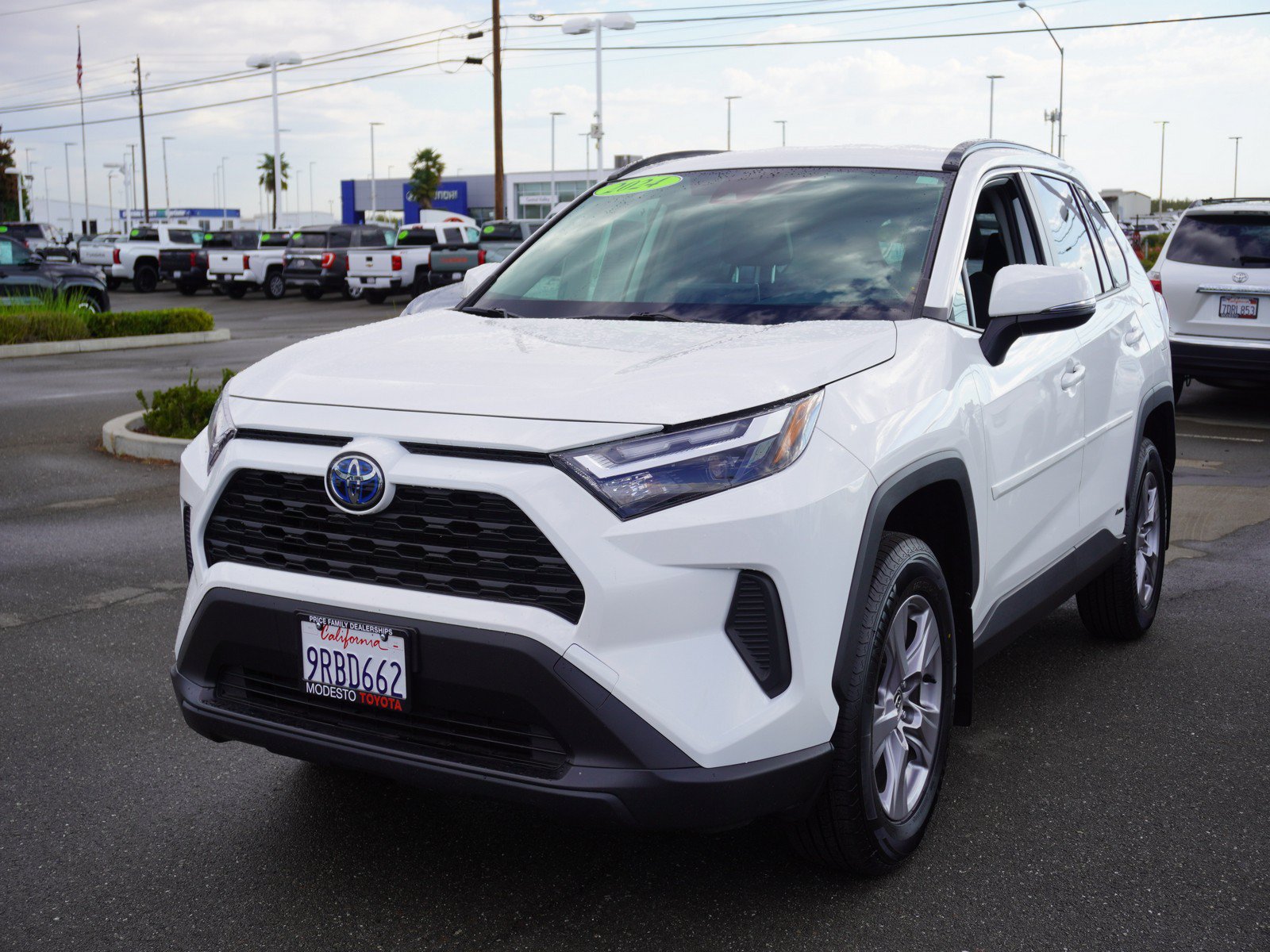 Used 2024 Toyota RAV4 LE AWD/4WD image 5