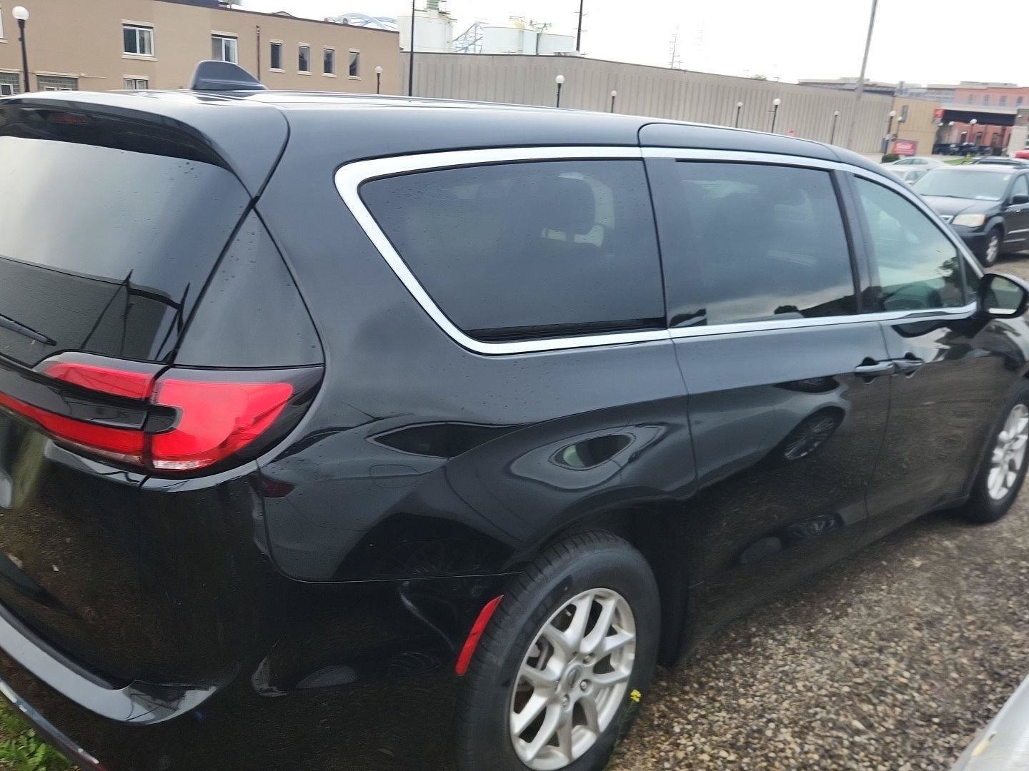 Used 2025 Chrysler Pacifica Select FWD image 4