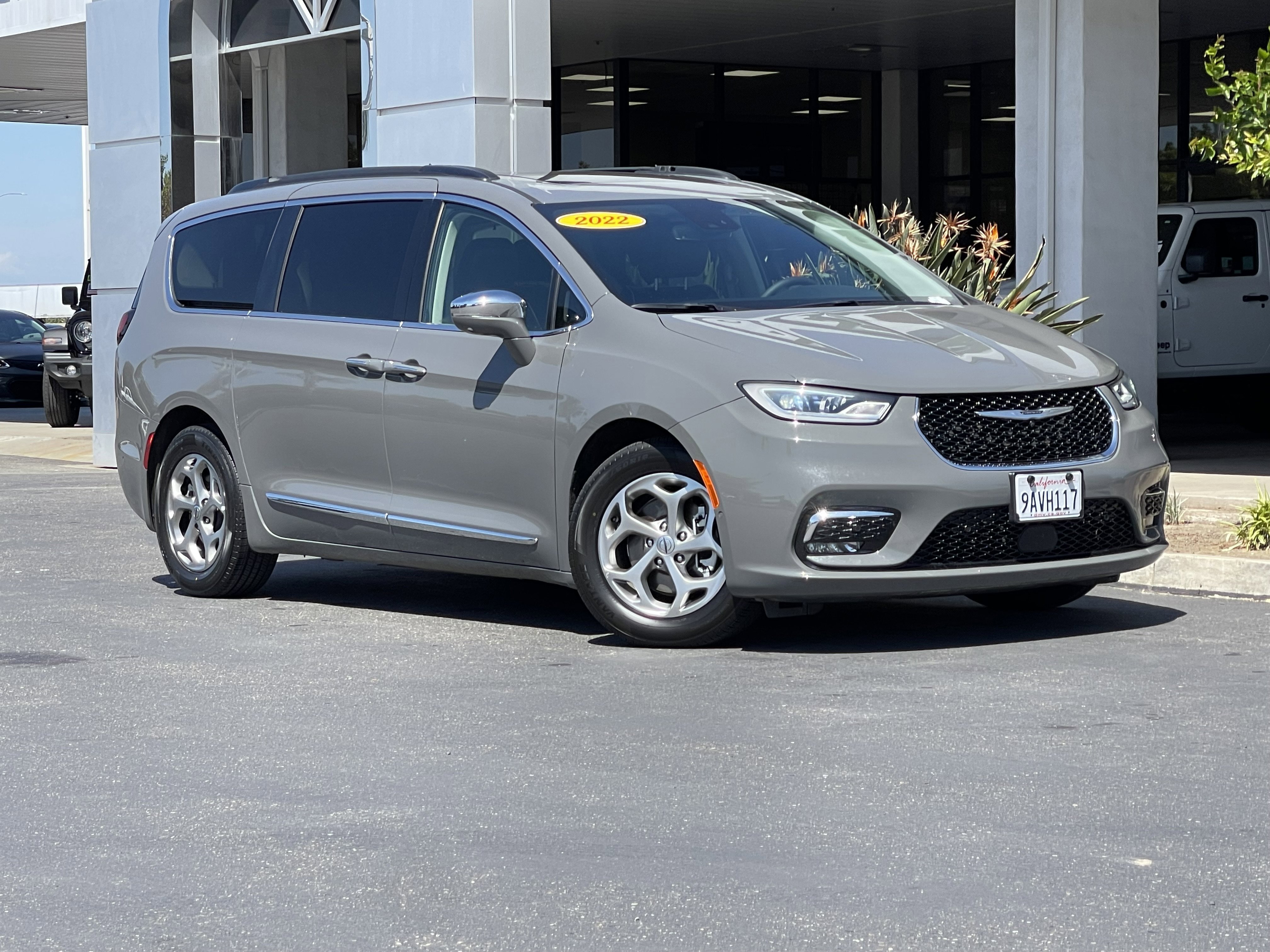 Used 2022 Chrysler Pacifica Limited FWD image 2