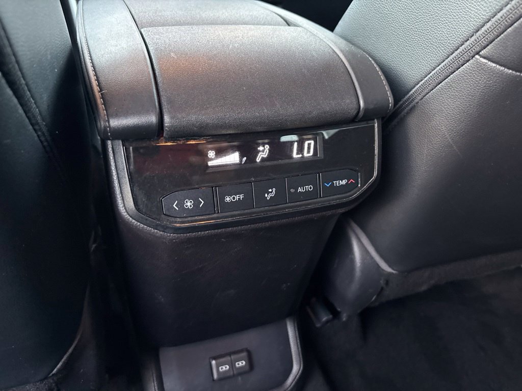 Used 2022 Toyota Highlander XLE AWD/4WD image 23