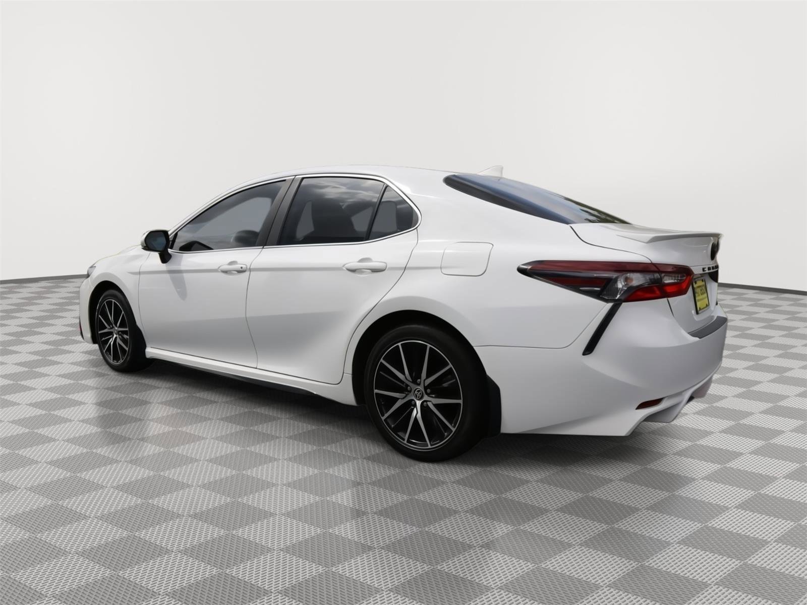 Used 2023 Toyota Camry SE FWD image 4