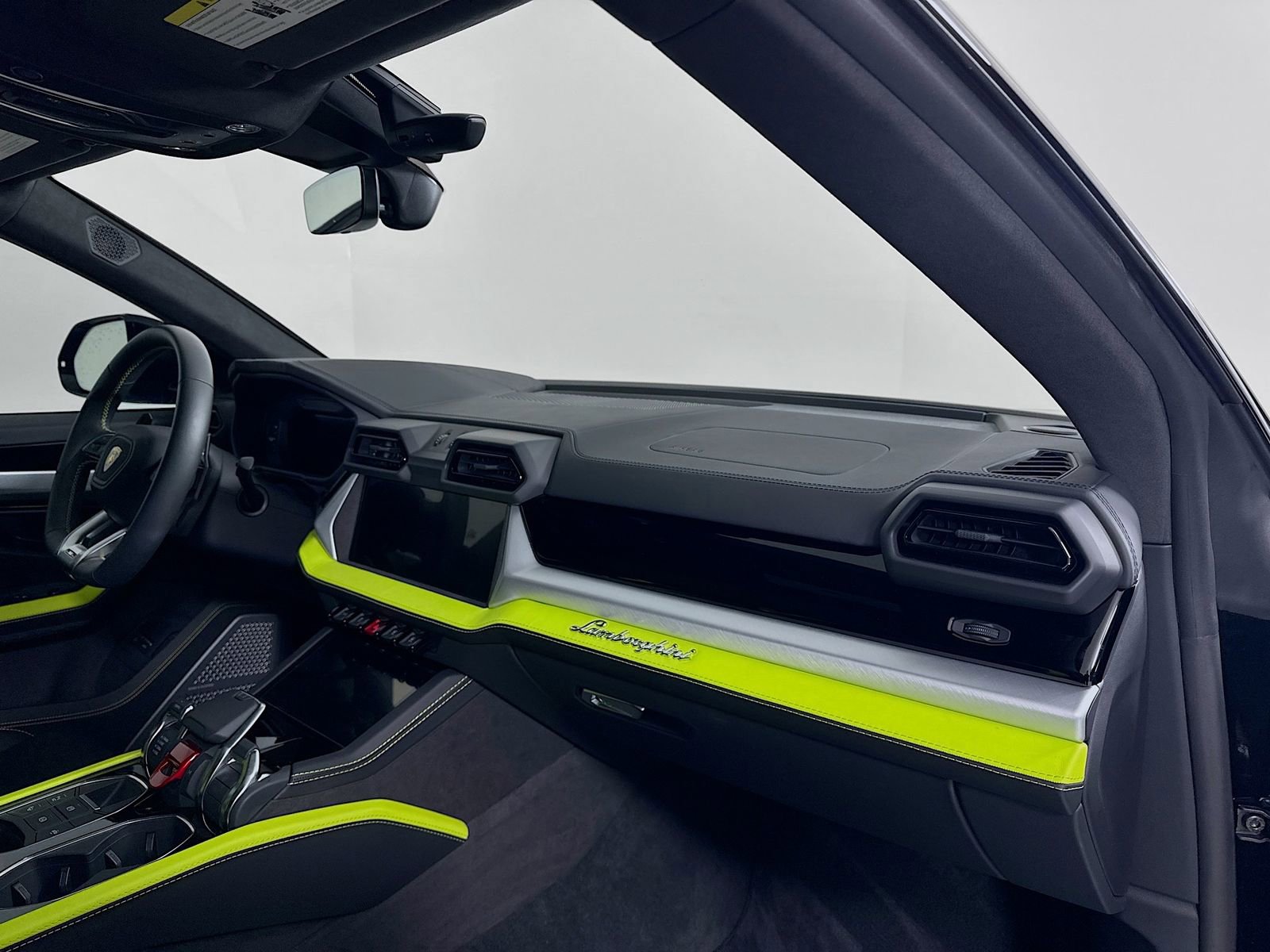 Used 2025 Lamborghini Urus SE image 29