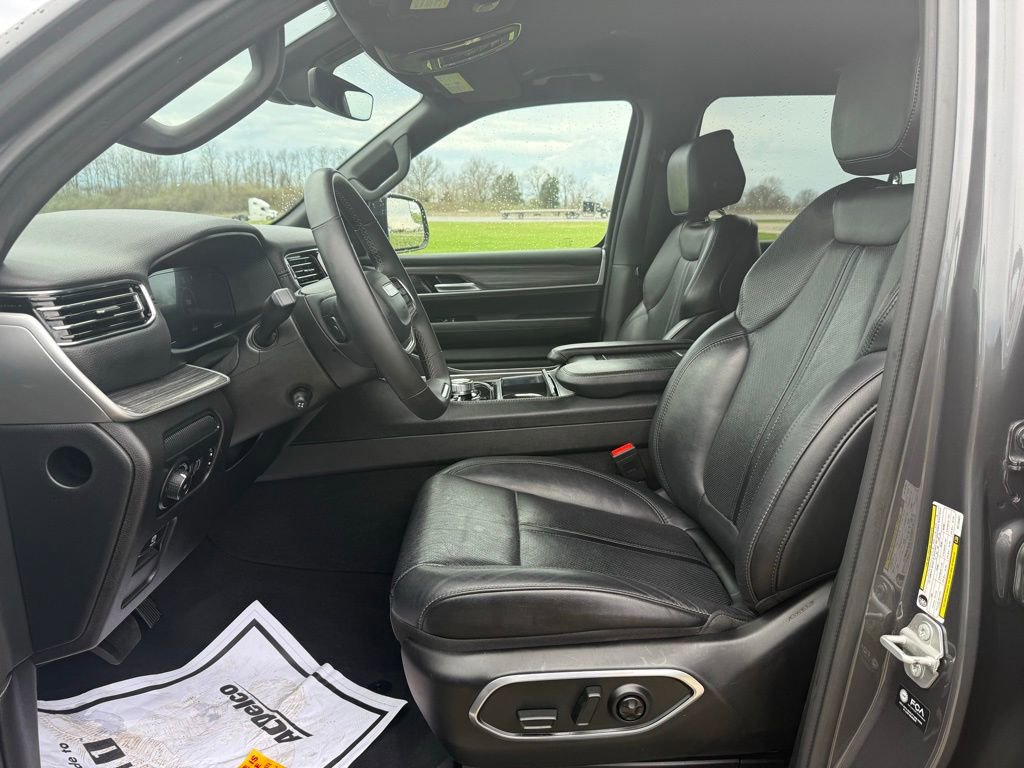 Used 2024 Jeep Wagoneer L Series II w/ Flexible Seating Group image 29