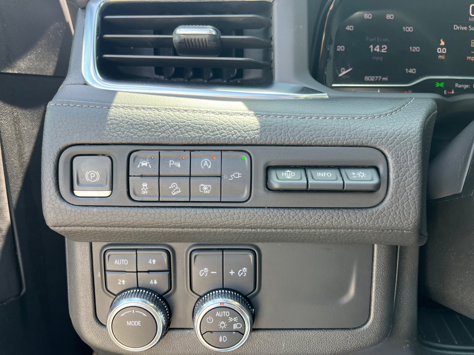 Used 2022 GMC Yukon XL Denali AWD/4WD image 23