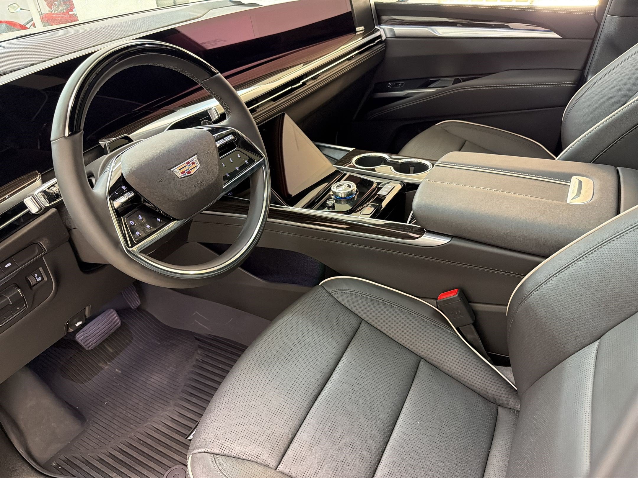 Certified 2026 Cadillac Escalade Luxury w/ LPO, Floor Liner Package AWD/4WD image 4