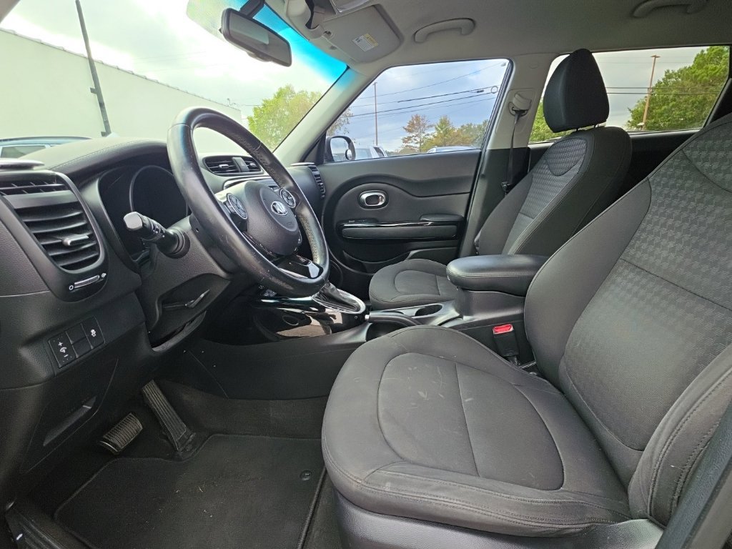 Used 2015 Kia Soul ! FWD image 12