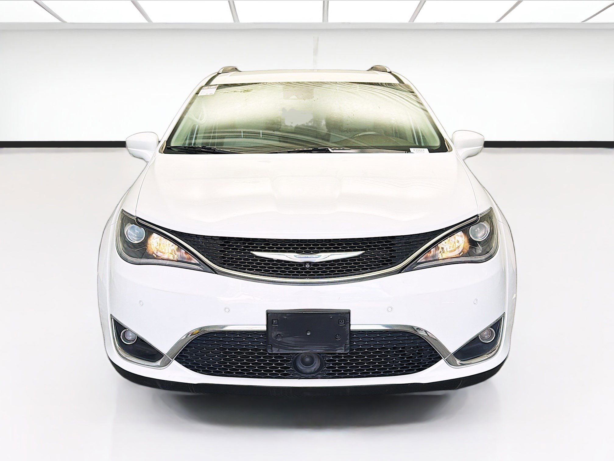 Used 2018 Chrysler Pacifica Touring-L Plus w/ Advanced Safetytec Group image 2