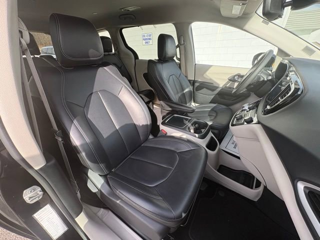 Used 2024 Chrysler Pacifica Touring-L image 29