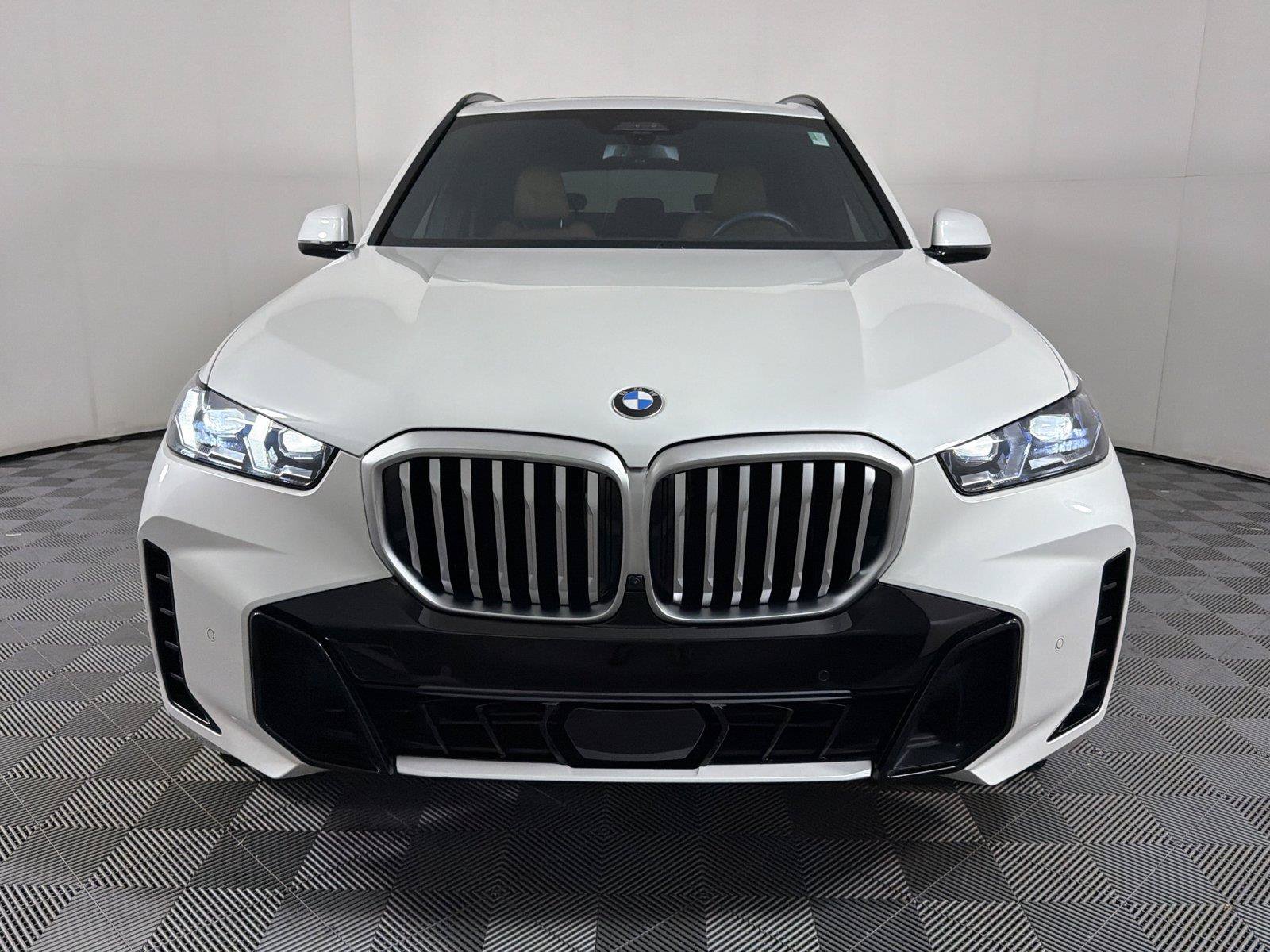 Used 2024 BMW X5 xDrive40i w/ M Sport Package AWD/4WD image 2