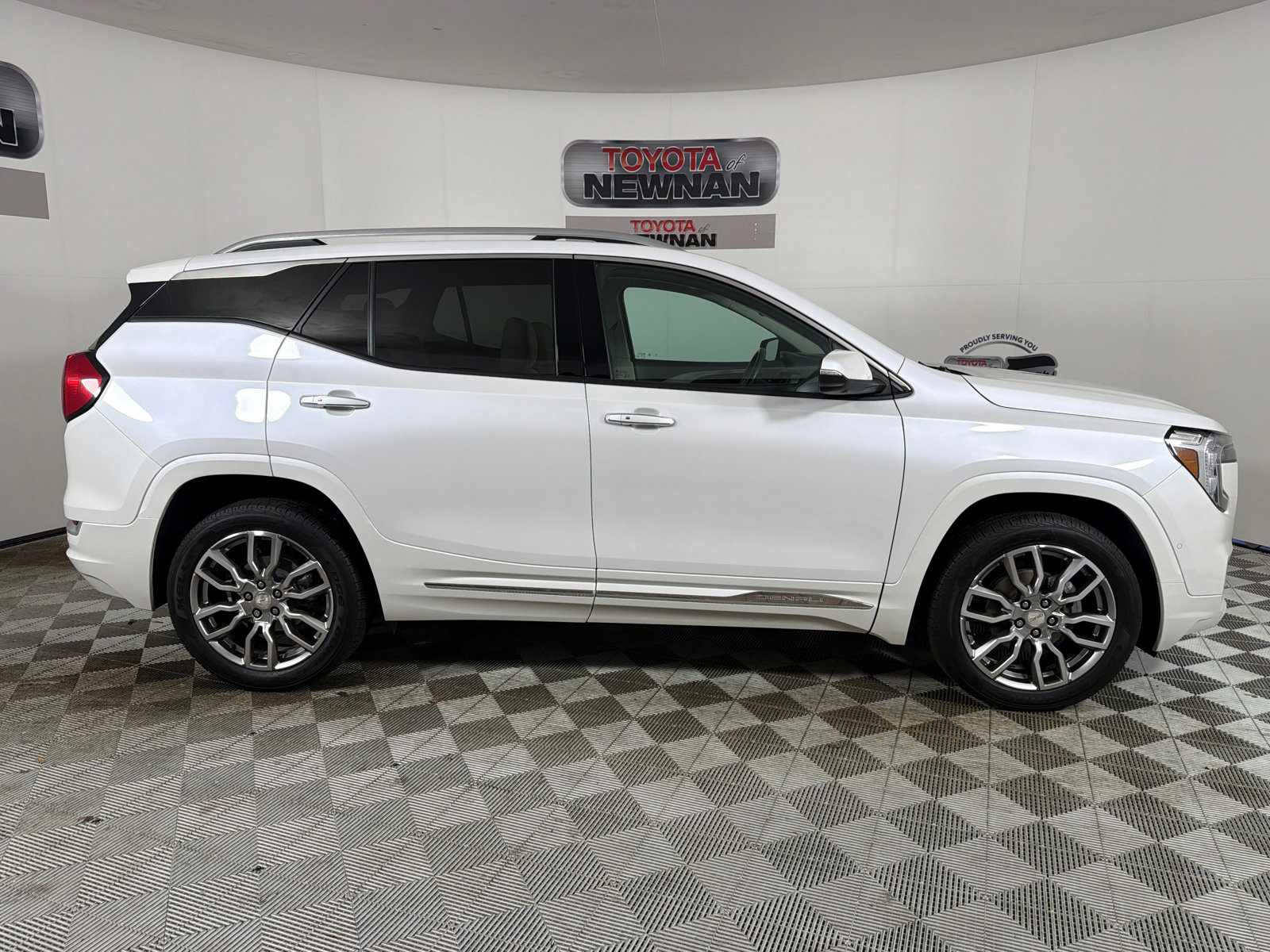 Used 2022 GMC Terrain Denali w/ Denali Premium Package AWD/4WD image 4