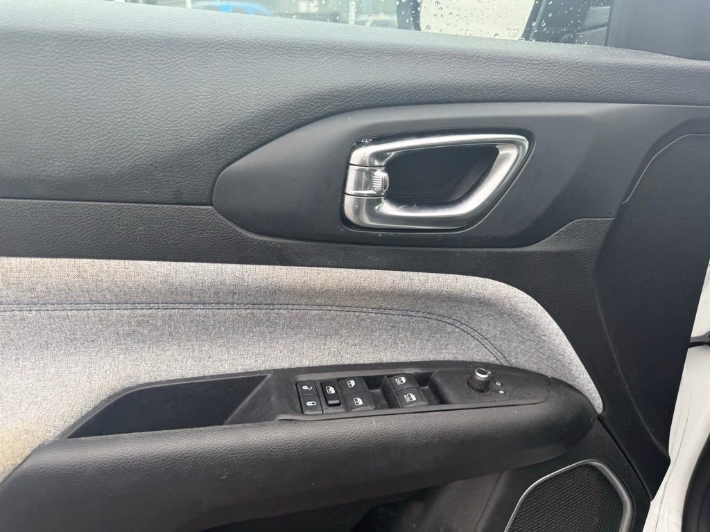 Used 2022 Jeep Compass Latitude image 10