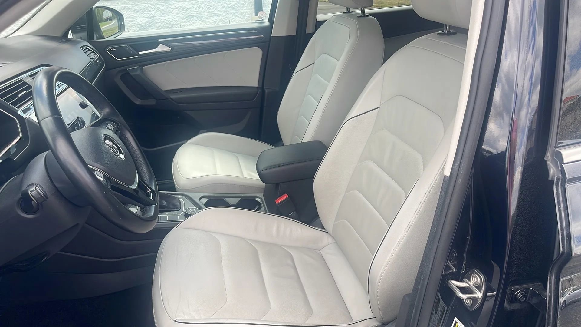 Used 2019 Volkswagen Tiguan SEL Premium image 26