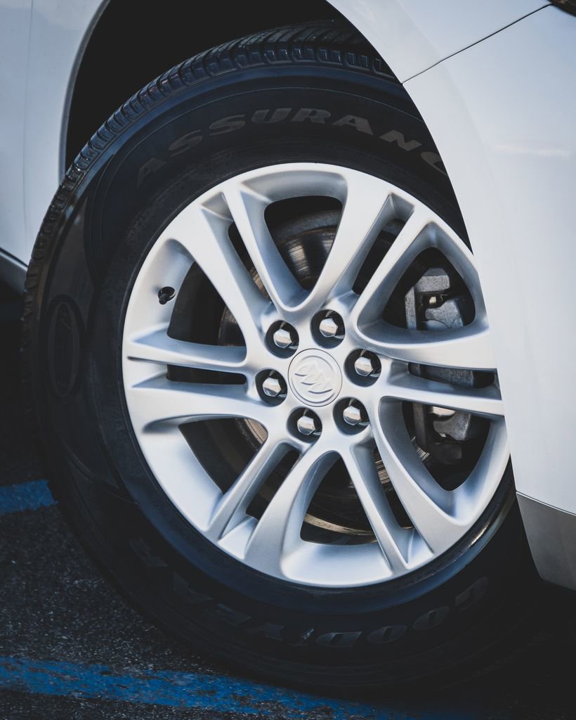 Used 2020 Buick Enclave Essence image 11