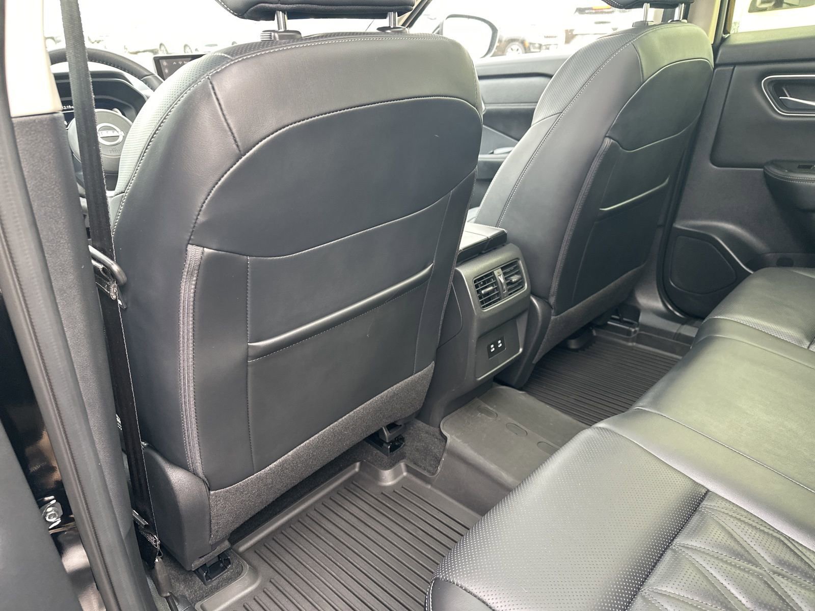 Used 2024 Nissan Rogue Platinum image 19