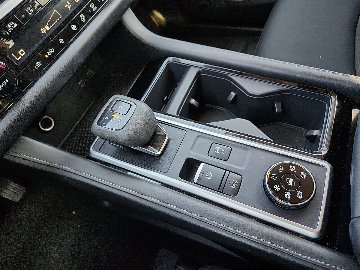 Used 2025 Nissan Pathfinder SV image 12