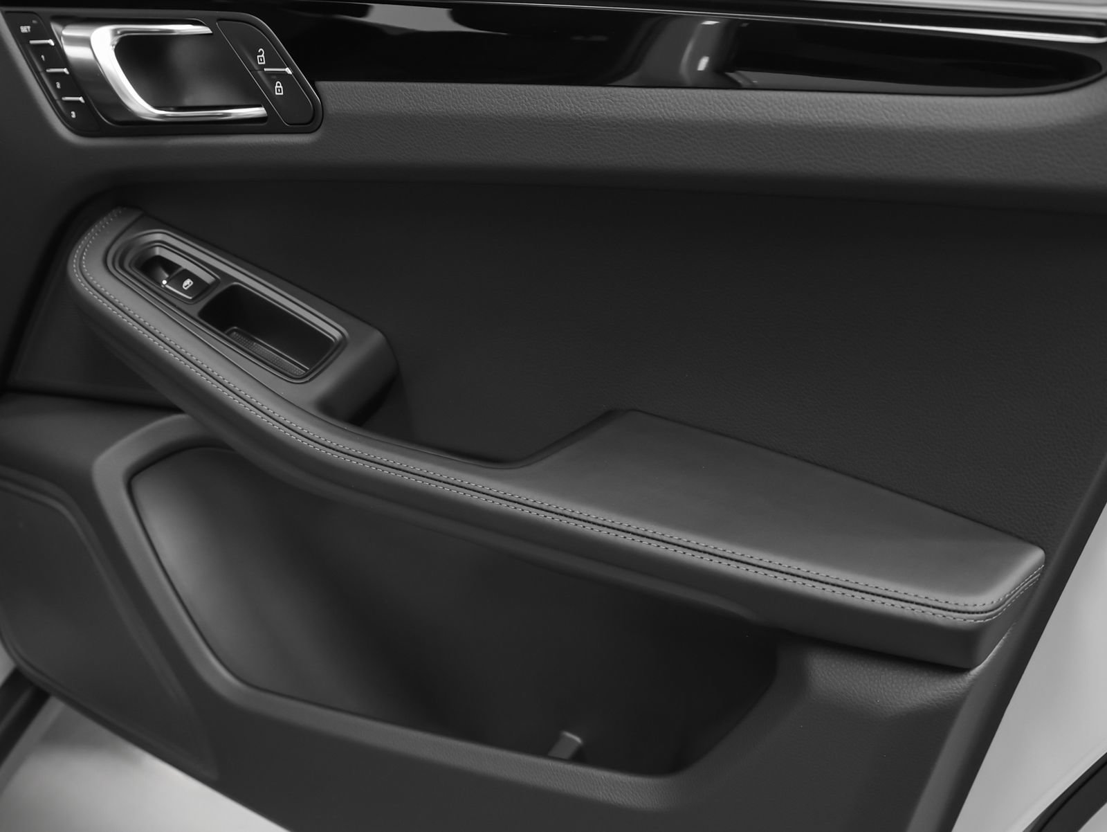 New 2026 Porsche Macan AWD/4WD image 24