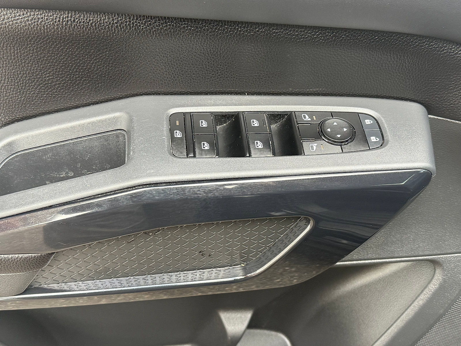 Used 2023 Nissan Pathfinder SV AWD/4WD image 23