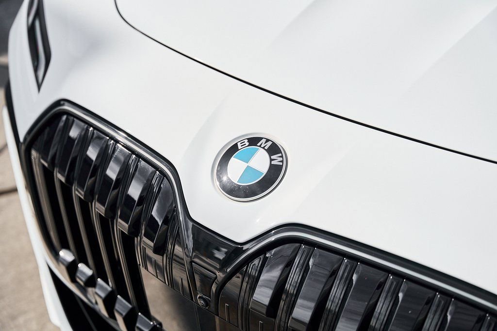 Used 2025 BMW 760i xDrive w/ Premium Package image 7