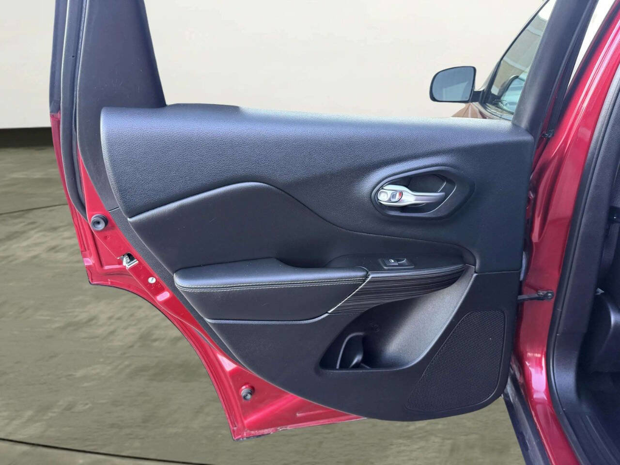 Used 2015 Jeep Cherokee Limited w/ Luxury Group image 24