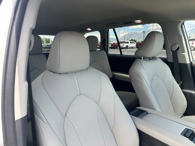 Used 2025 Toyota Grand Highlander AWD image 32