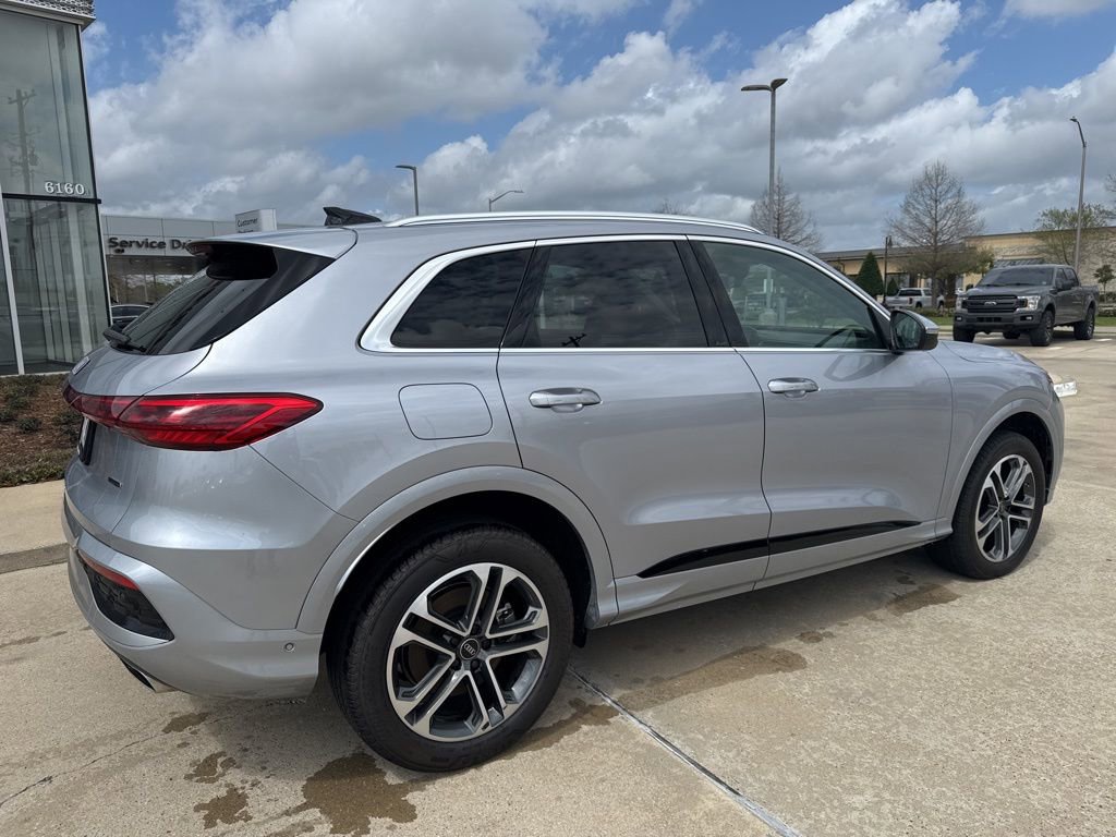 Used 2025 Audi Q5 Premium w/ Convenience Package image 2