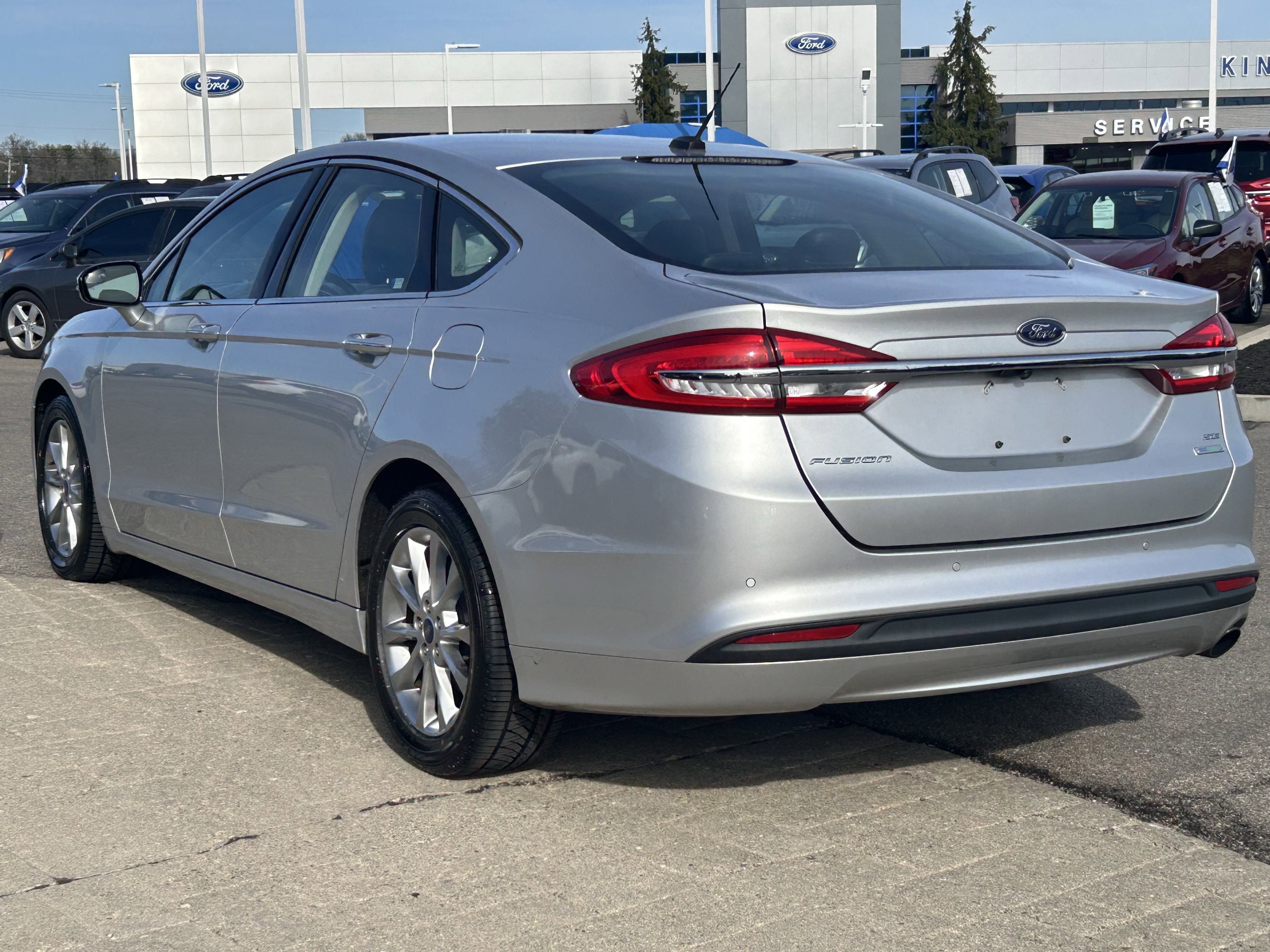 Used 2017 Ford Fusion SE w/ Fusion SE Technology Package image 5