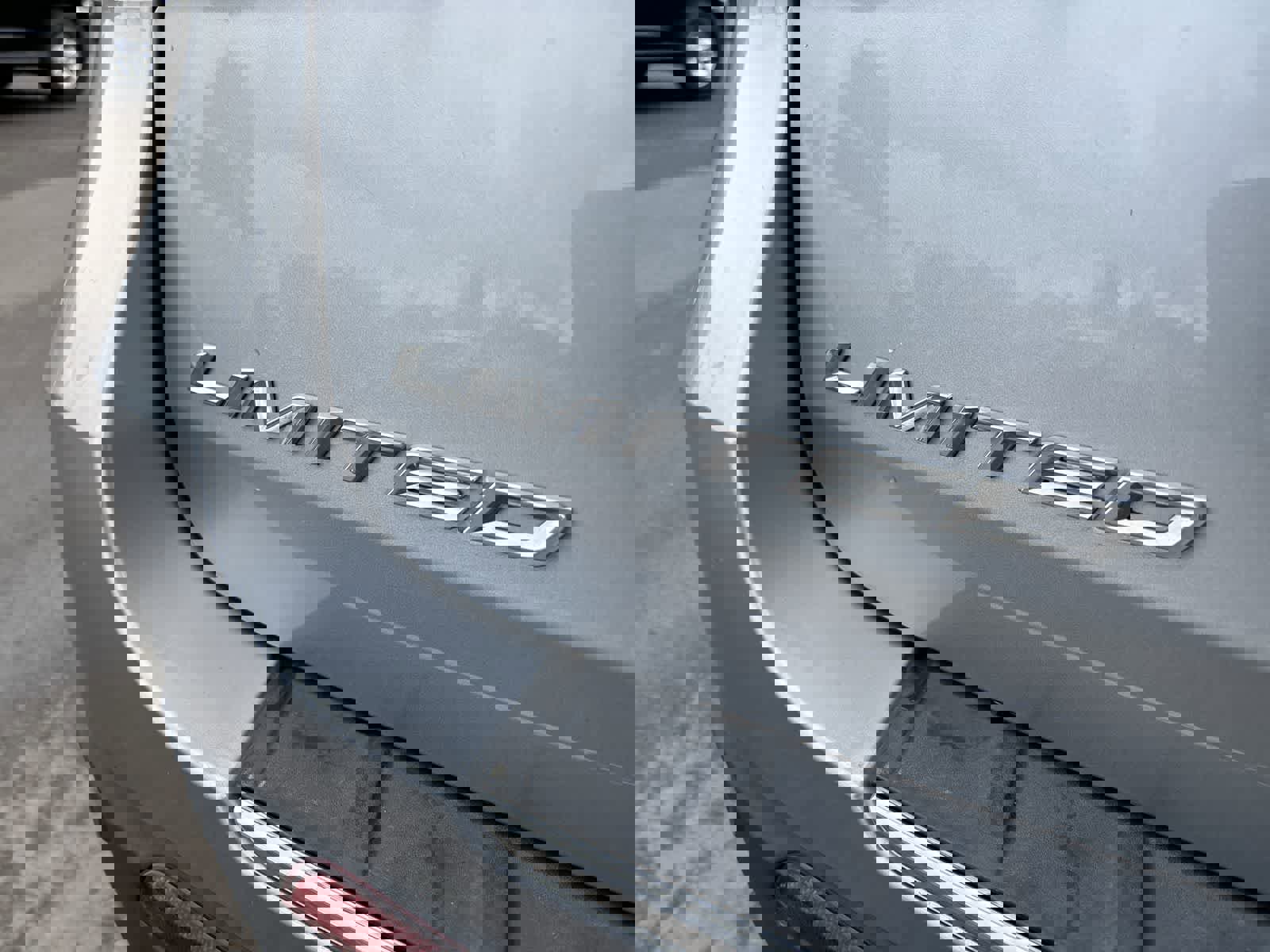 Used 2023 Ford Explorer Limited image 4