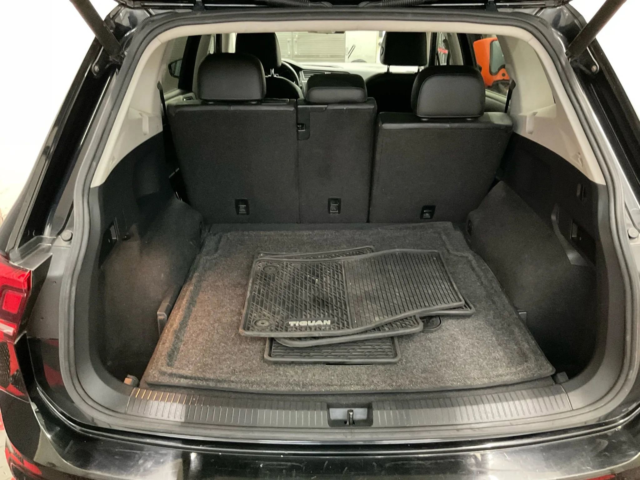 Used 2018 Volkswagen Tiguan SEL AWD/4WD image 16