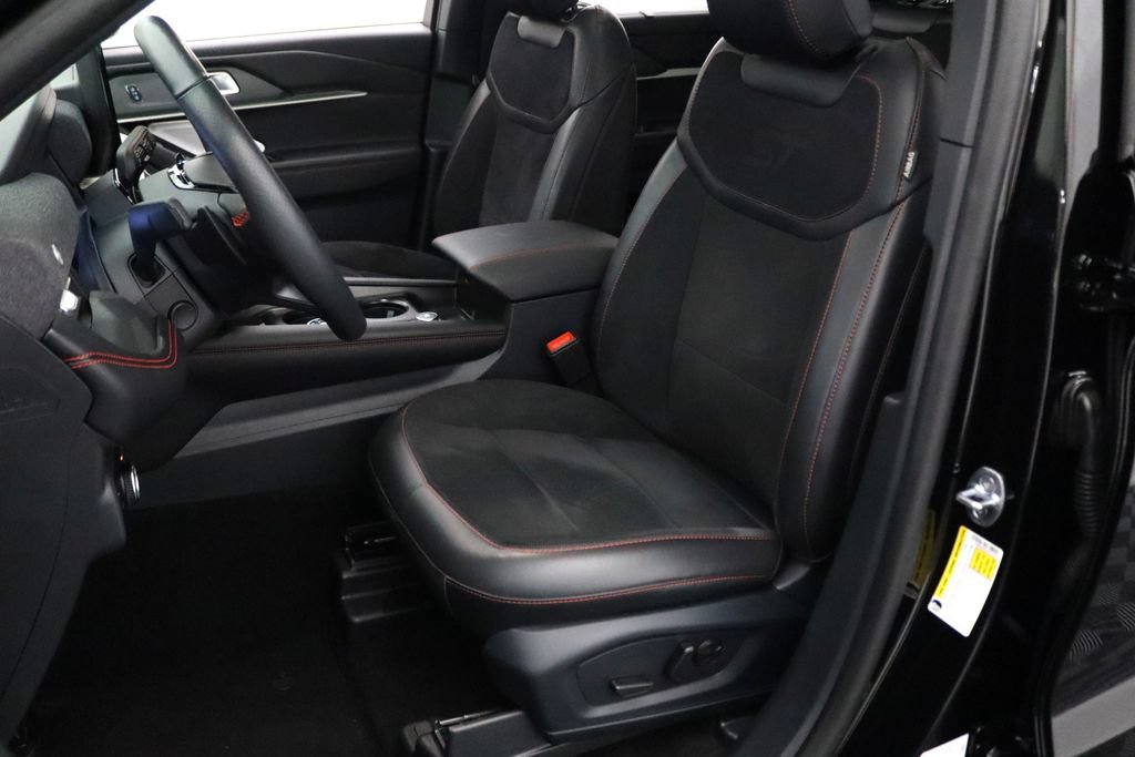 Used 2025 Ford Explorer ST AWD/4WD image 2
