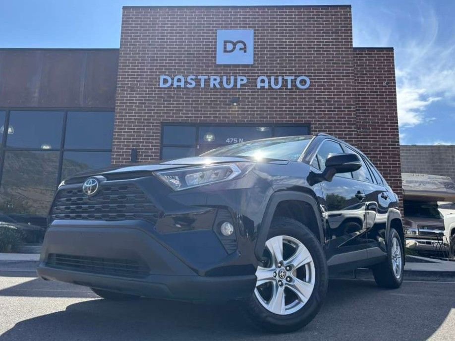 Used 2021 Toyota RAV4 XLE image 1