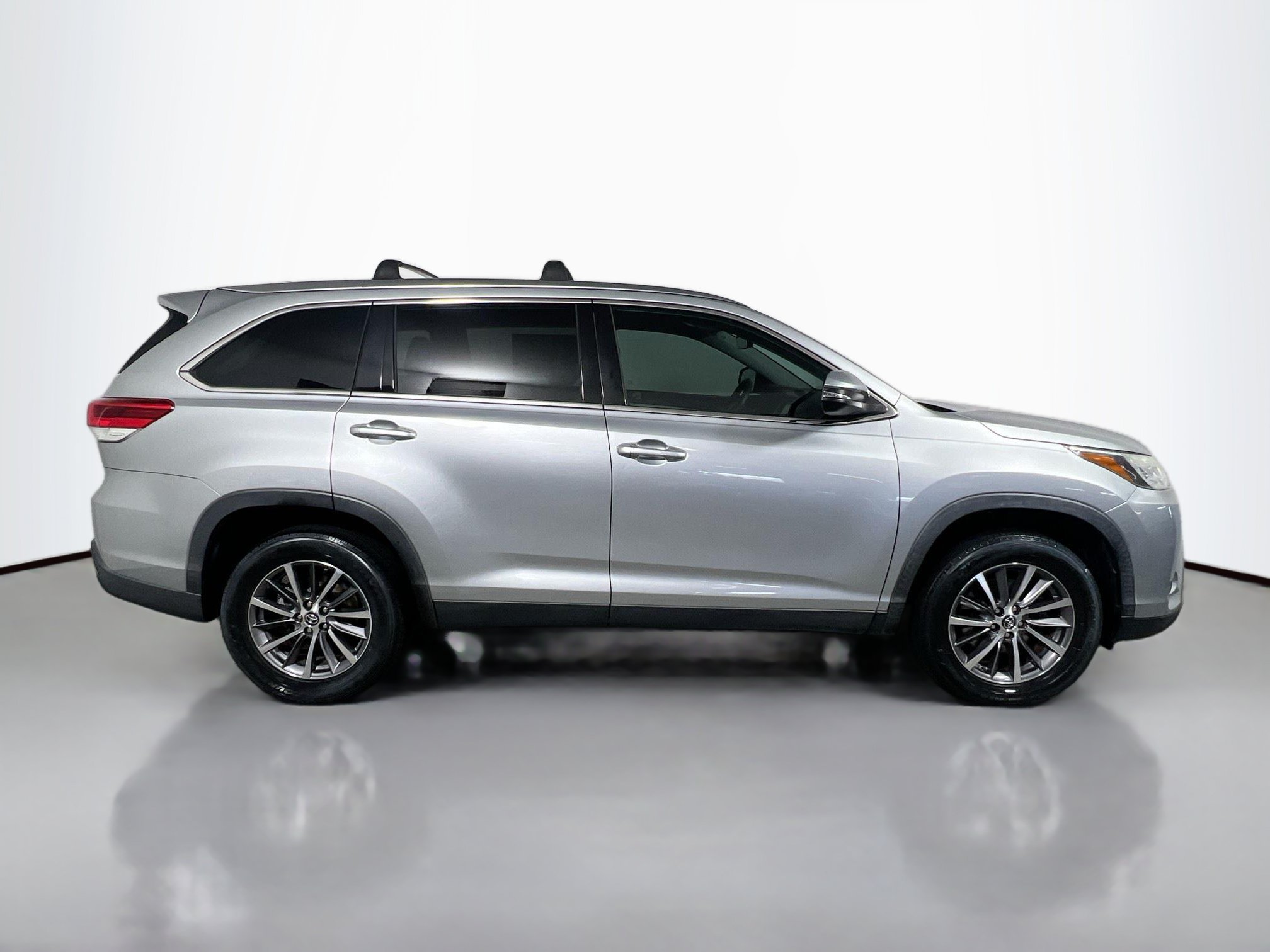 Used 2019 Toyota Highlander XLE FWD image 3