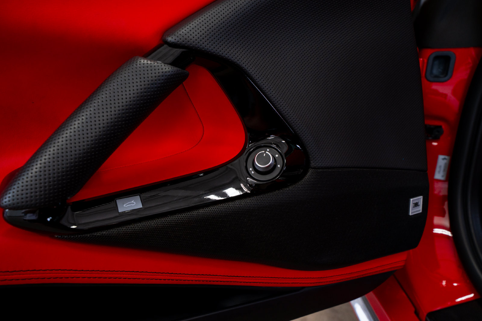 Used 2020 Ferrari 812 Superfast RWD image 76
