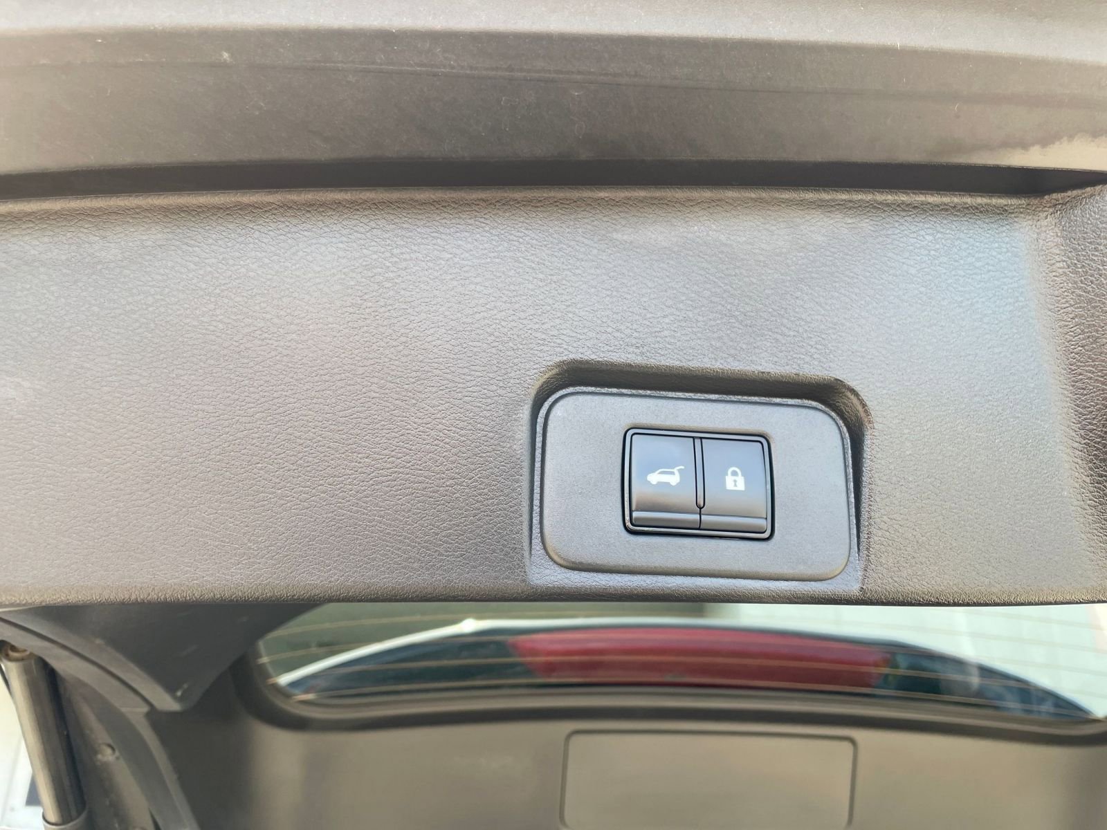 Used 2025 Nissan Rogue SV image 23