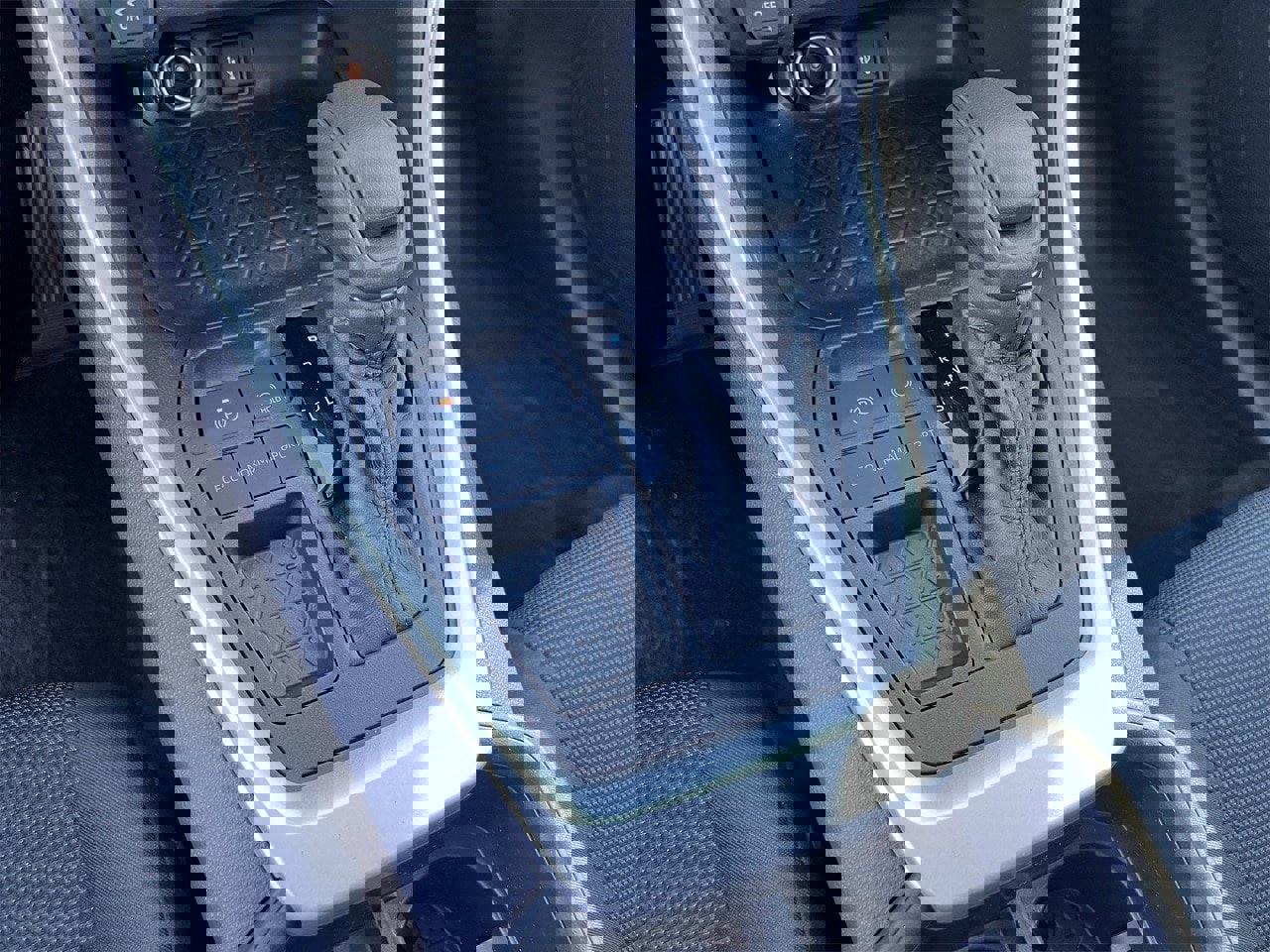 Used 2022 Toyota RAV4 LE image 16