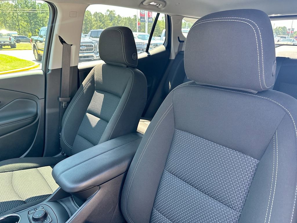 New 2024 GMC Terrain SLE w/ Driver Convenience Package FWD image 8