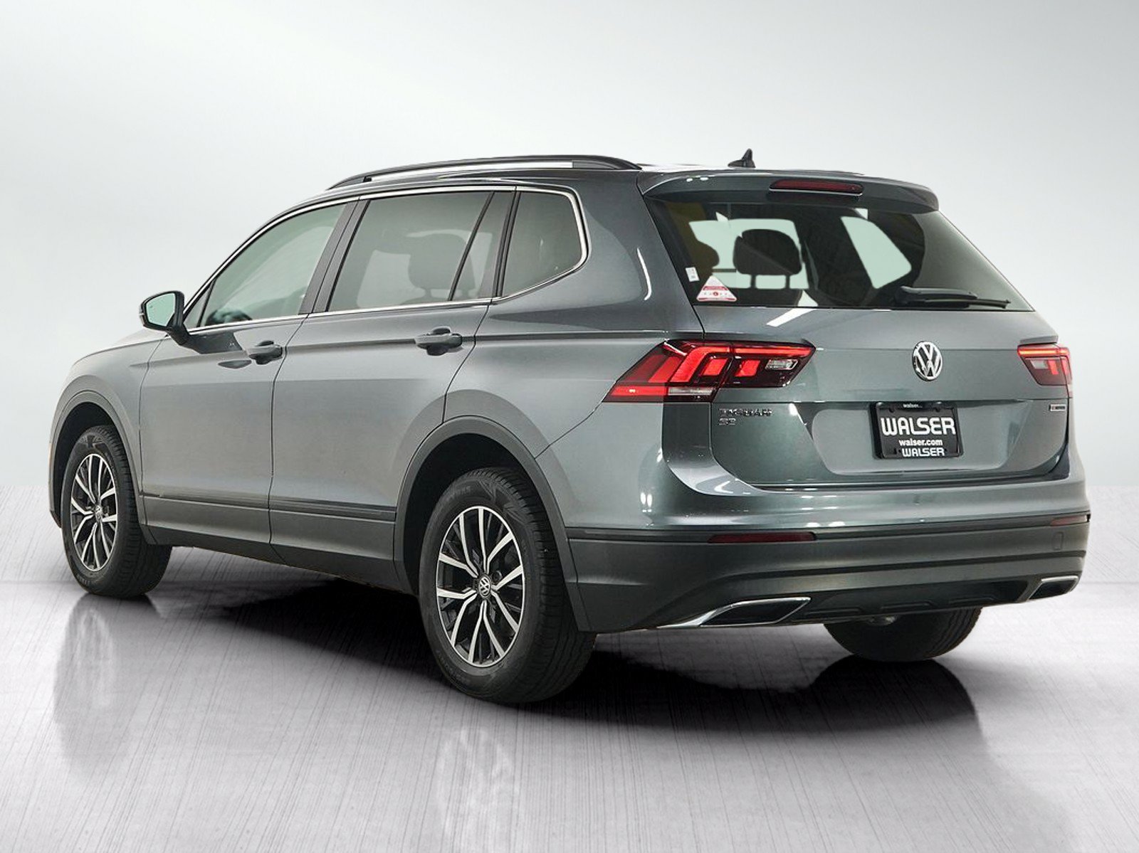 Used 2019 Volkswagen Tiguan SE w/ Panoramic Sunroof Package AWD/4WD image 3