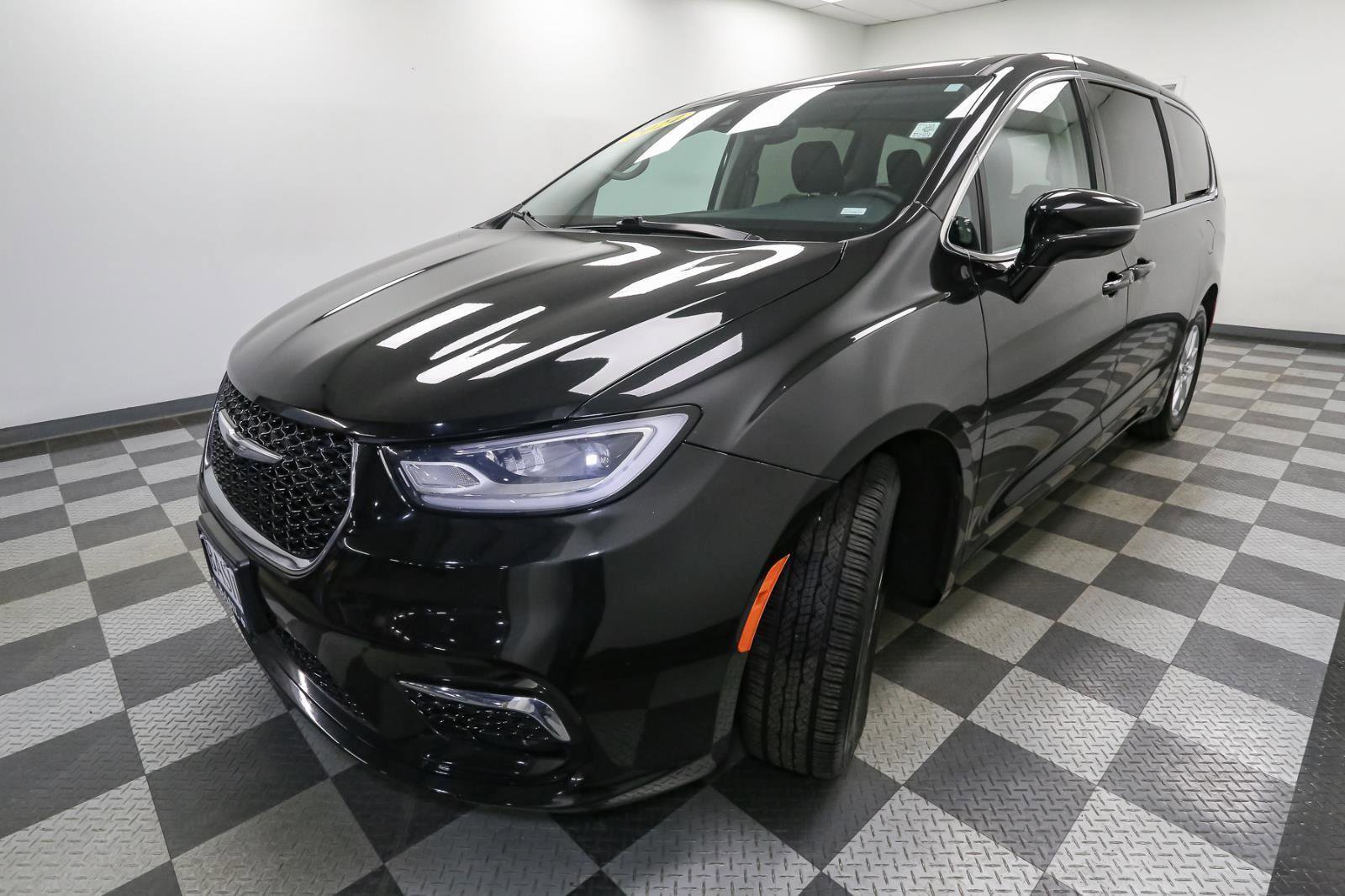 Used 2024 Chrysler Pacifica Touring-L image 4