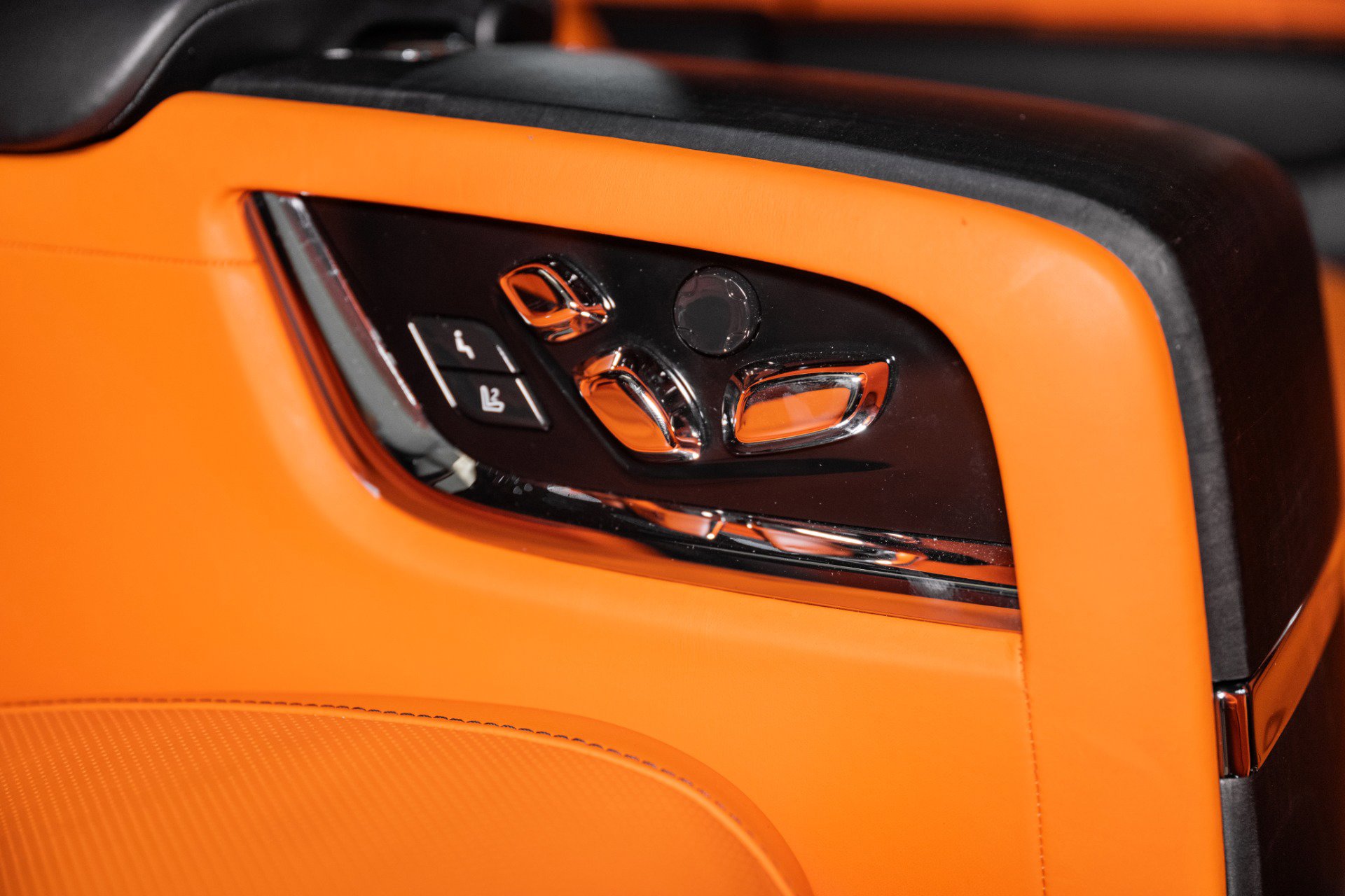 Used 2022 Rolls-Royce Cullinan w/ Dark Exterior Package image 24