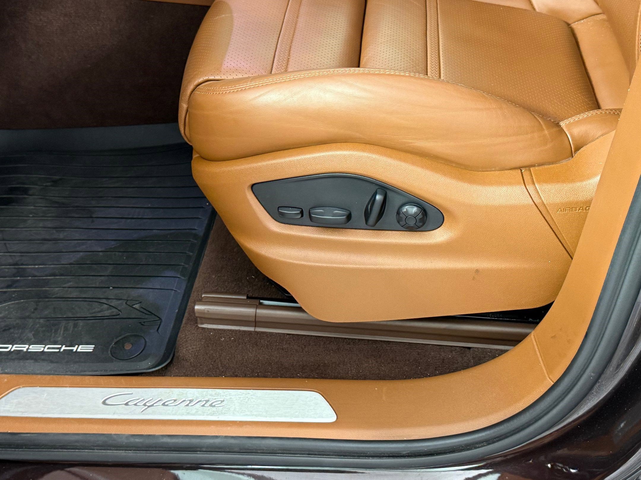 Certified 2023 Porsche Cayenne Platinum Edition image 16