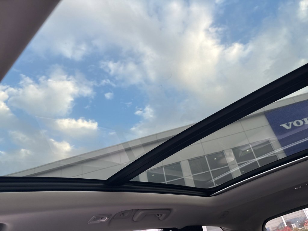 Certified 2025 Volvo XC90 B6 Plus image 29