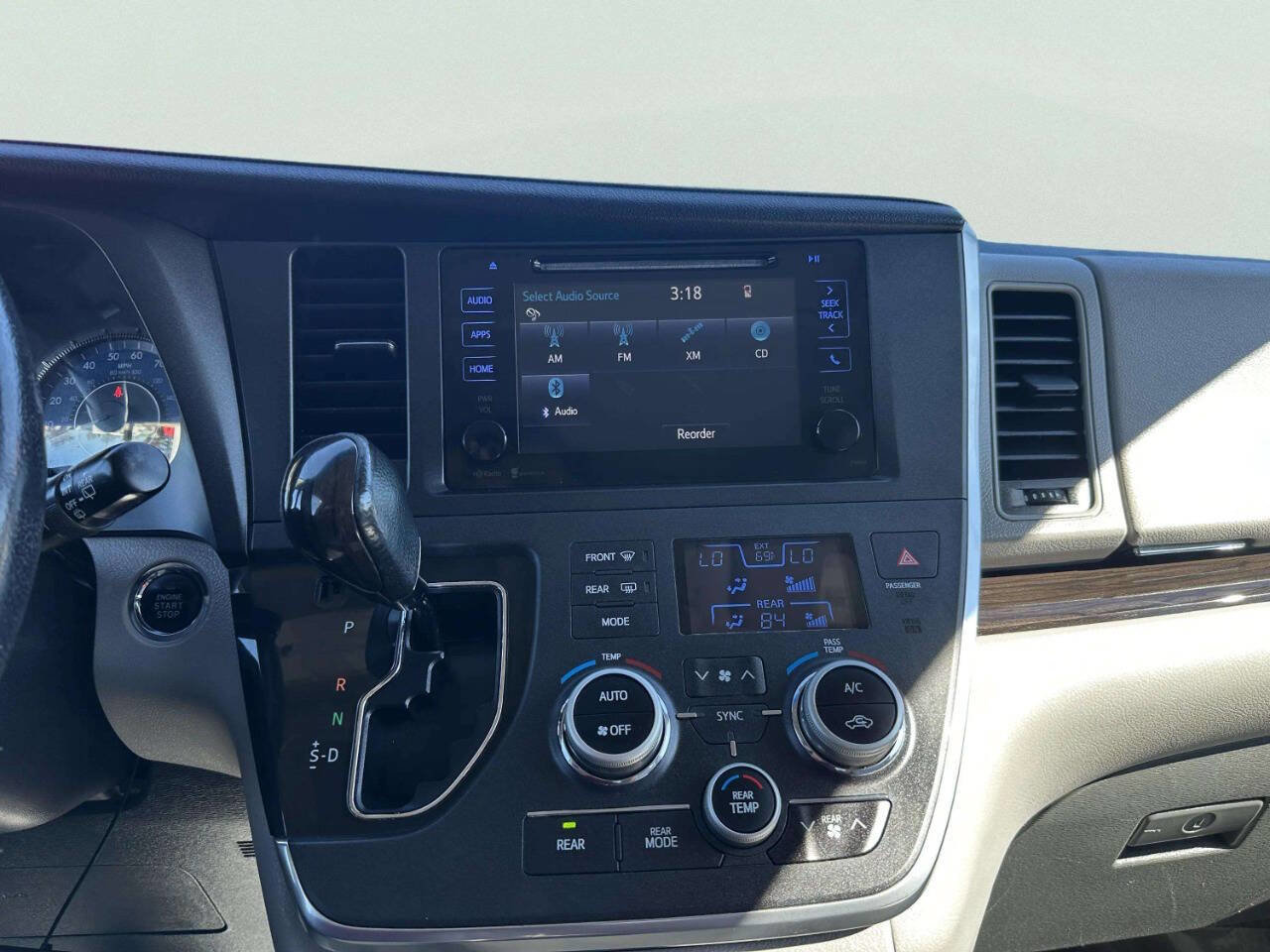 Used 2015 Toyota Sienna XLE image 31