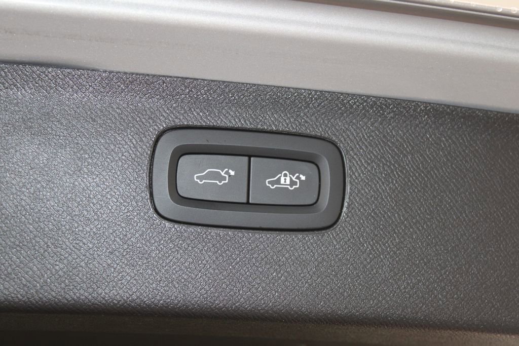 Used 2023 Volvo XC90 B5 Plus image 17