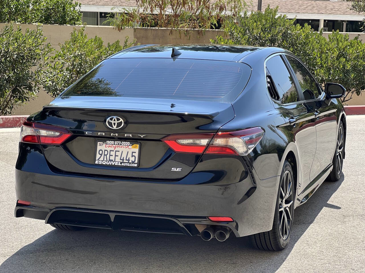 Used 2022 Toyota Camry SE image 4