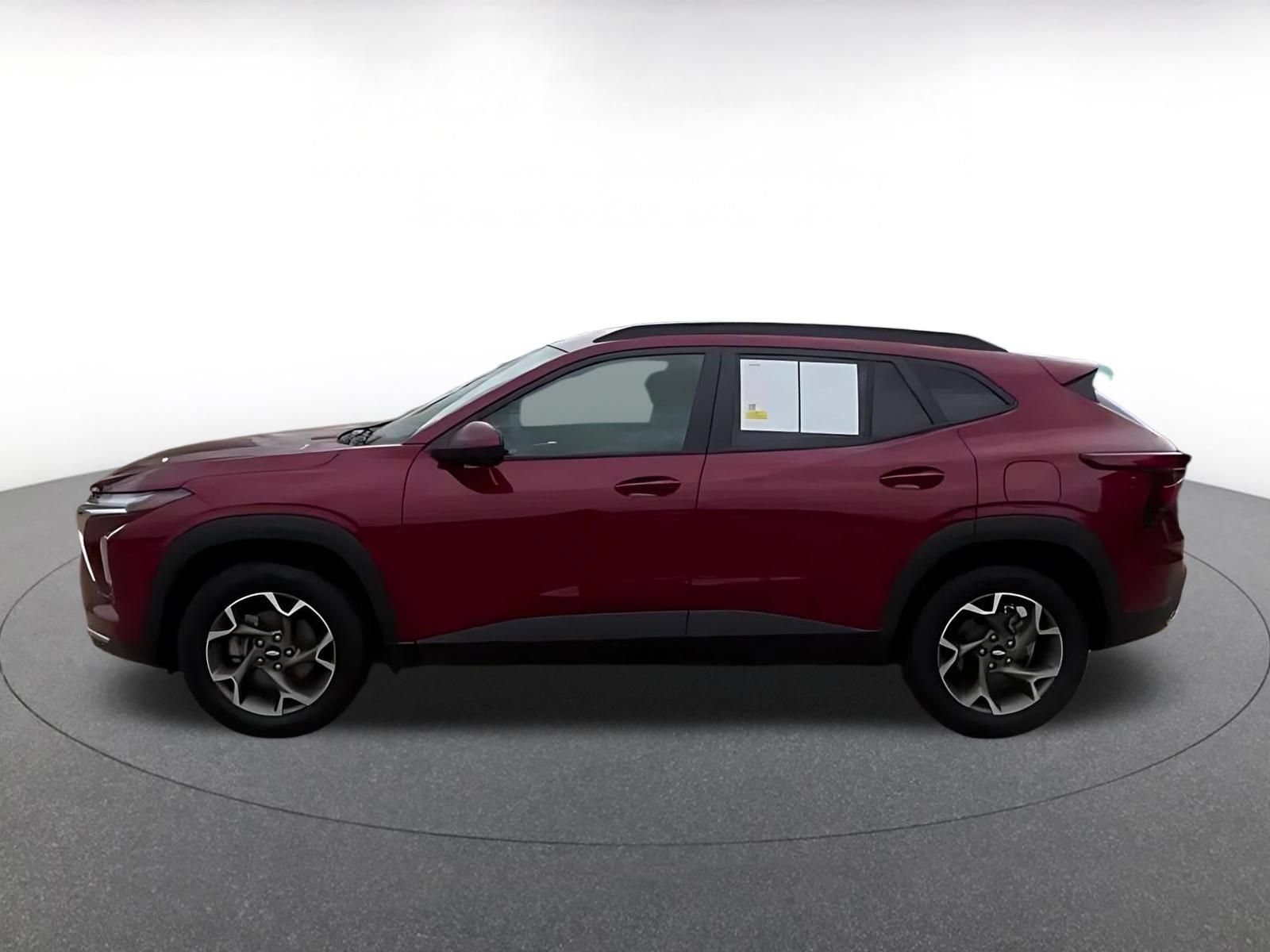 Used 2025 Chevrolet Trax LT FWD image 9