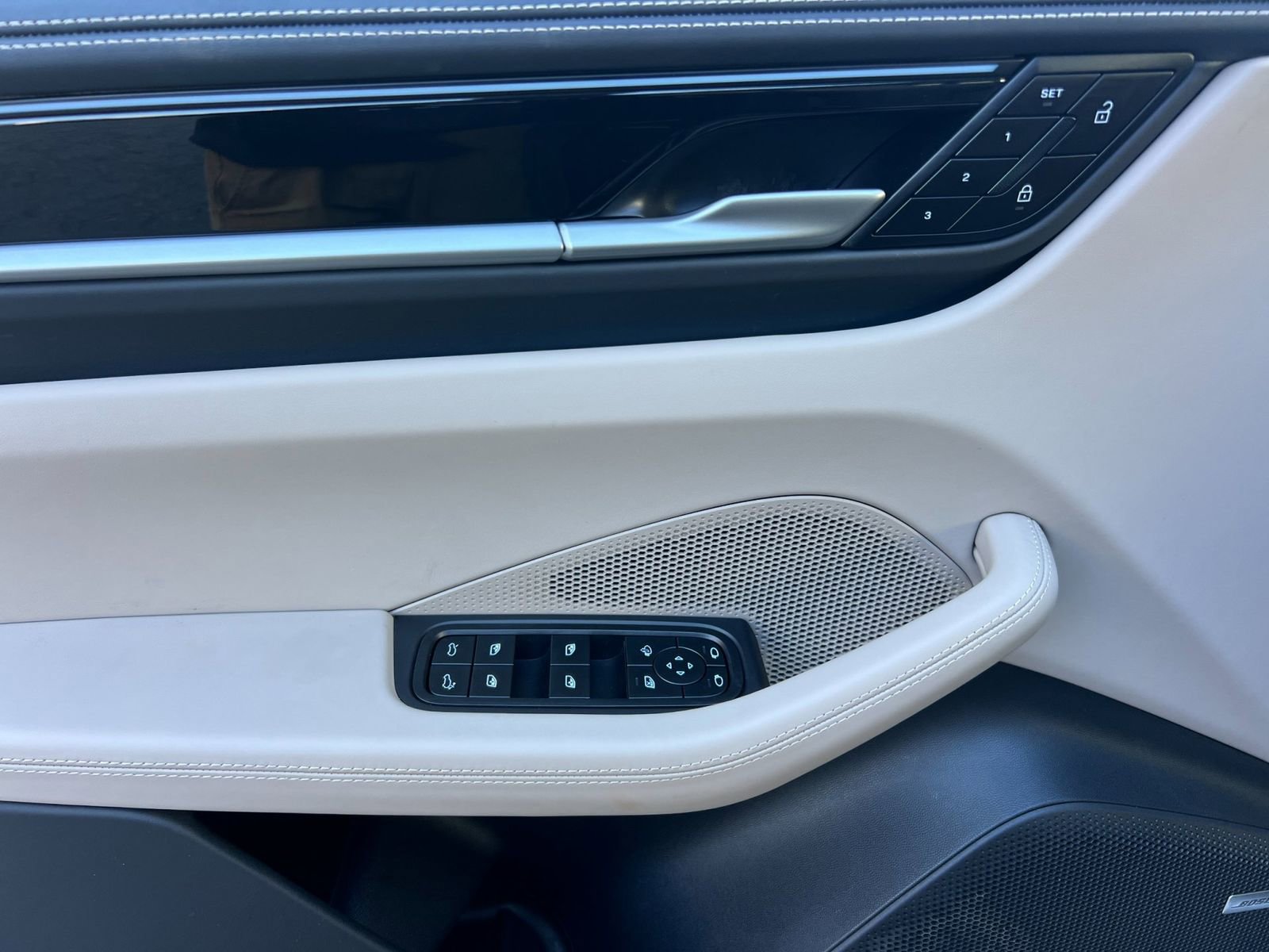 Certified 2025 Porsche Macan Electric image 12