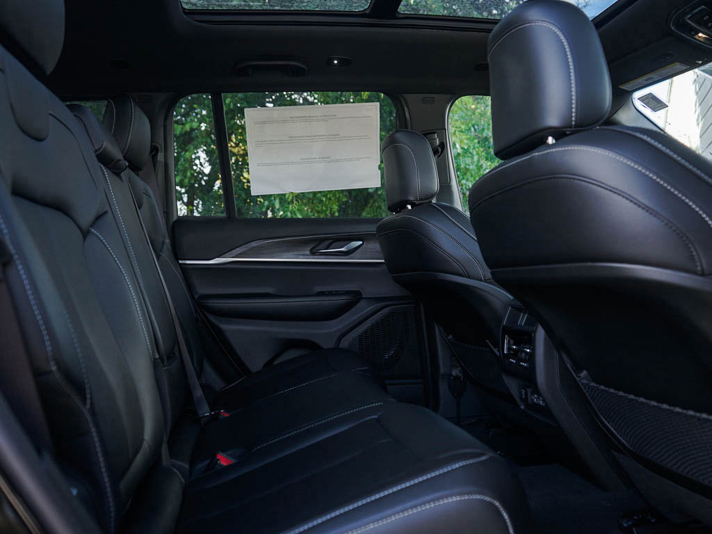 New 2025 Jeep Grand Cherokee Limited image 12