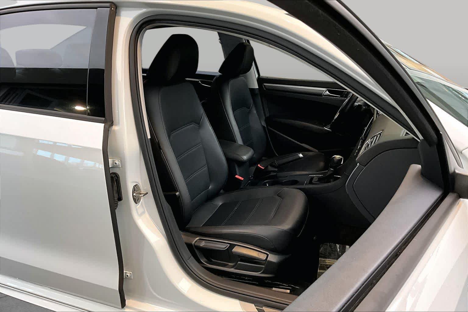 Used 2018 Volkswagen Passat 2.0T R-Line FWD image 9