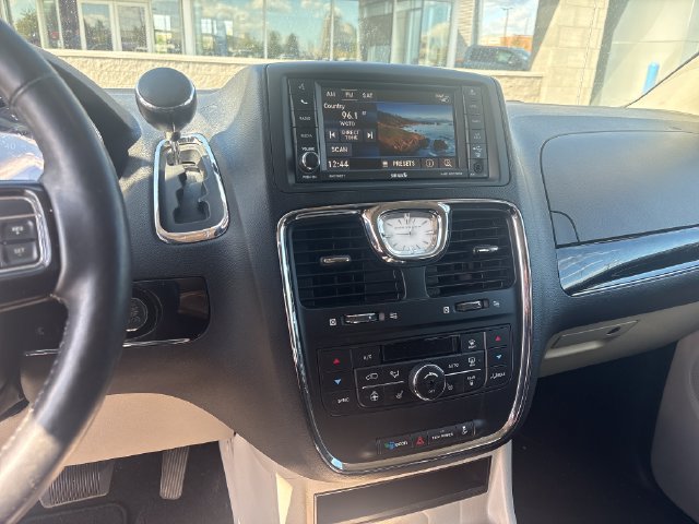 Used 2016 Chrysler Town & Country Limited FWD image 22