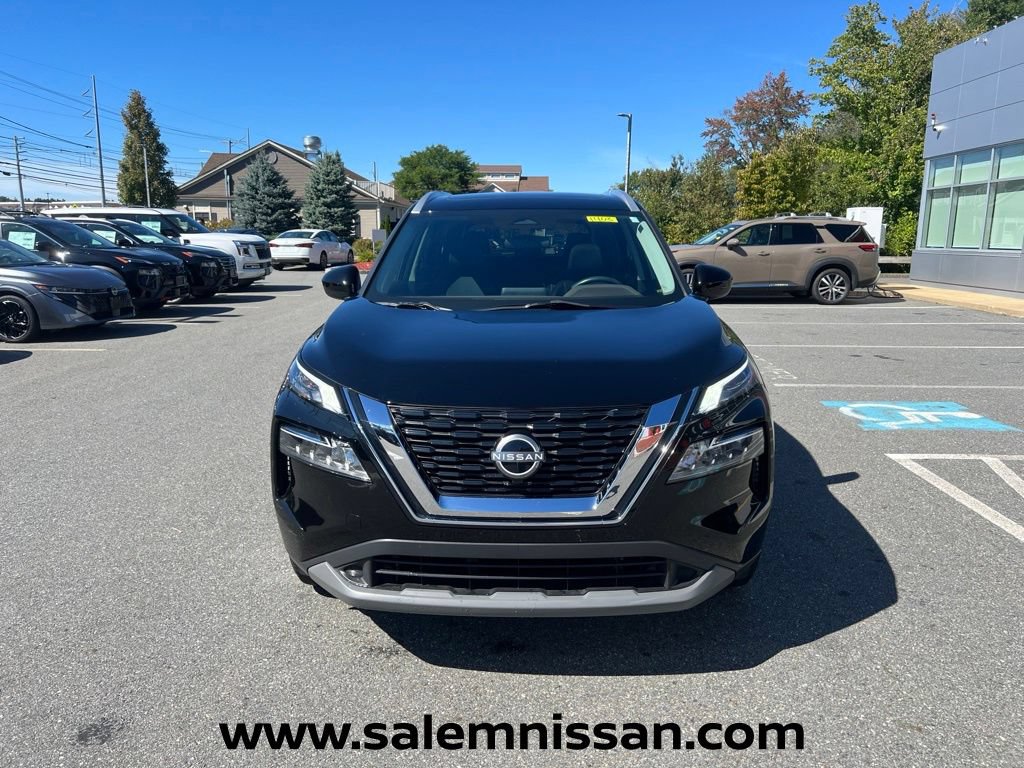 Used 2023 Nissan Rogue SV w/ SV Premium B Package FWD image 2