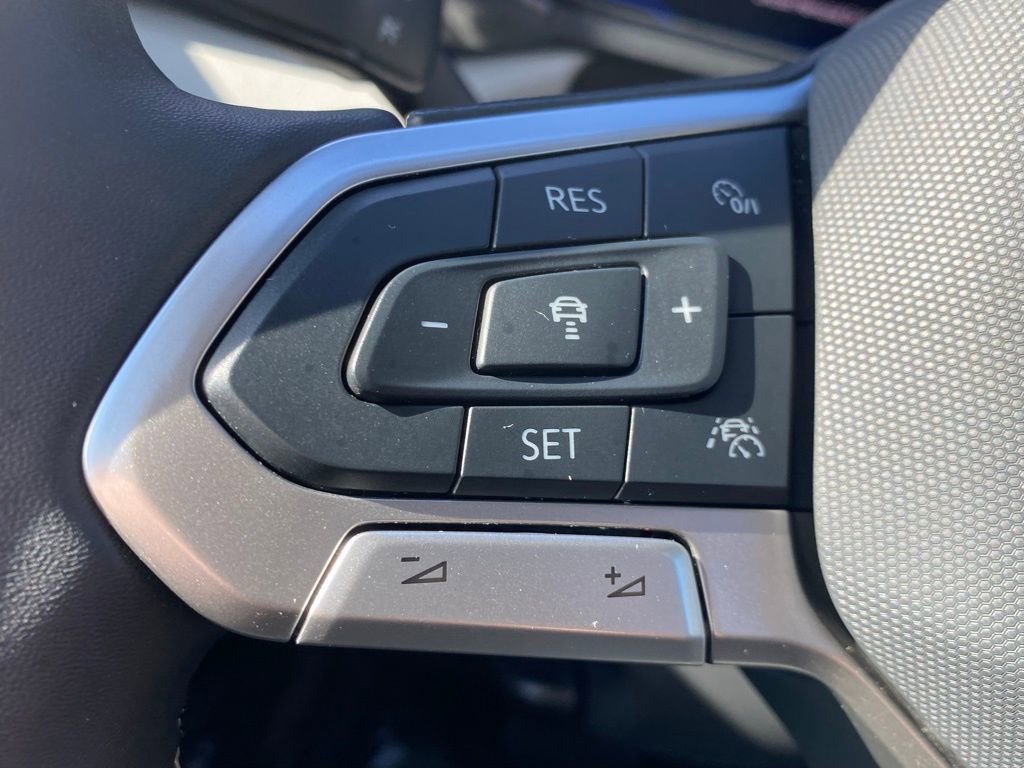 Used 2024 Volkswagen Taos SEL image 25